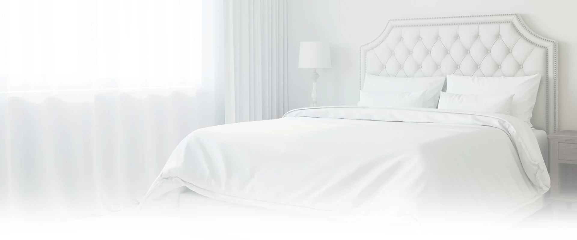 Łóżko w sypialni z białą pościelą Slajd 1